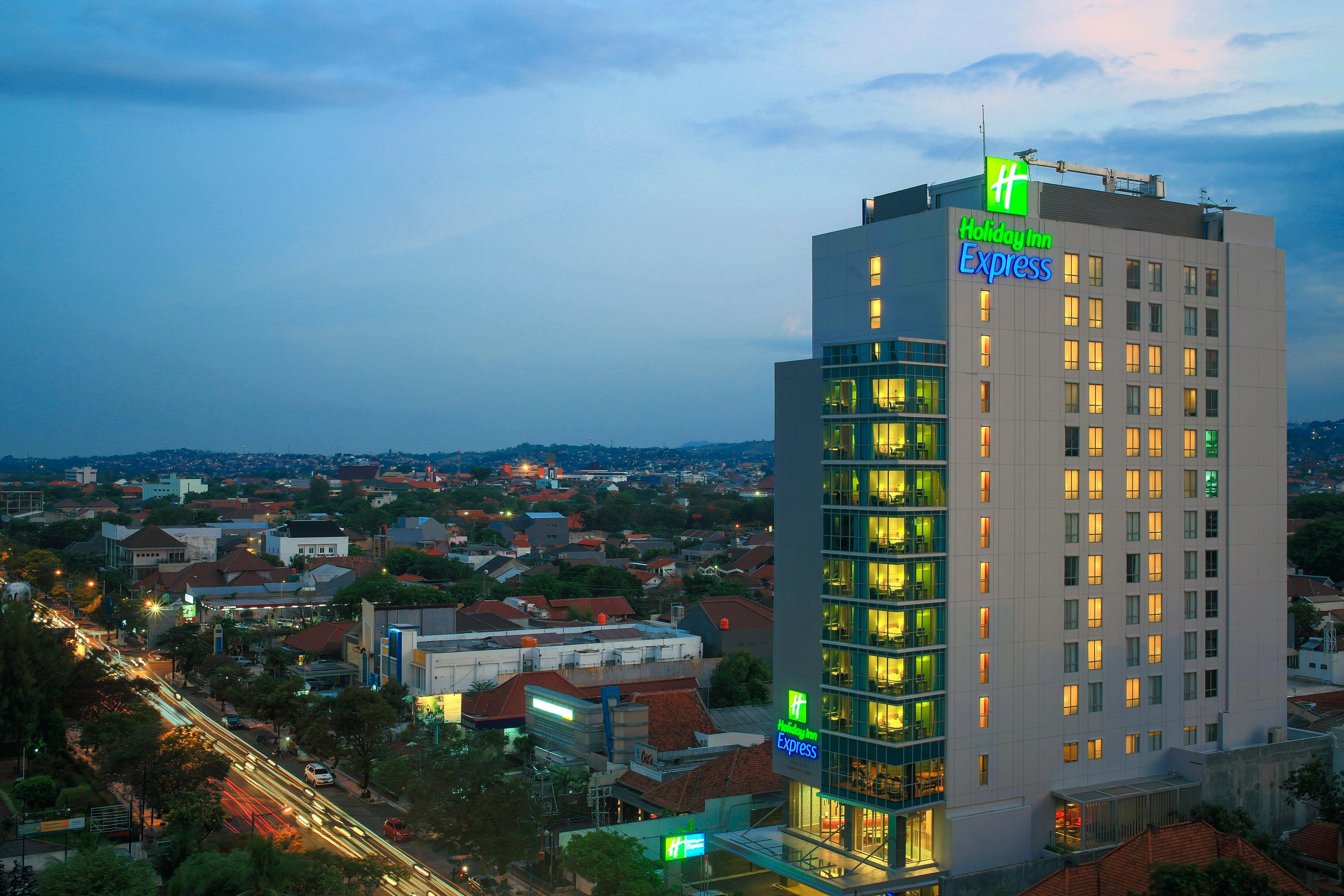 Holiday Inn Express Semarang Simpang Lima, An Ihg Hotel Buitenkant foto